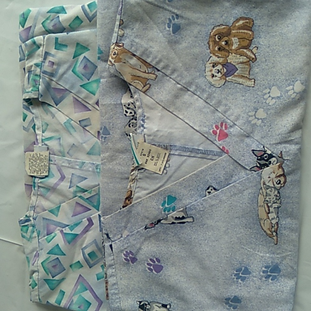 🩺 2 Simply Basic printed scrub tops size small